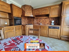 Proche centre ville de St Laurent du Pont, maison sur sous sol 4P 109 m2 avec beau jardin
