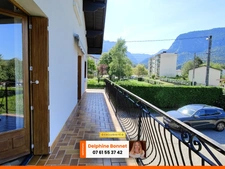 Proche centre ville de St Laurent du Pont, maison sur sous sol 4P 109 m2 avec beau jardin