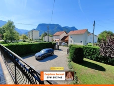 Proche centre ville de St Laurent du Pont, maison sur sous sol 4P 109 m2 avec beau jardin