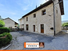 Centre village de St Joseph de Rivière, maison en pierre 4P 85 m2 avec dépendance et cour