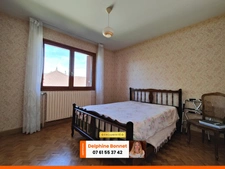 Proche centre ville de St Laurent du Pont, maison sur sous sol 4P 109 m2 avec beau jardin