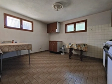 Proche centre ville de St Laurent du Pont, maison sur sous sol 4P 109 m2 avec beau jardin