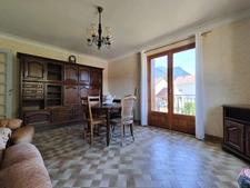 Proche centre ville de St Laurent du Pont, maison sur sous sol 4P 109 m2 avec beau jardin