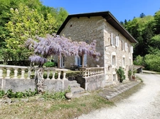 Maison en pierre pleine de charme avec terrain bucolique à Saint-Aupre, 15 min de Voiron