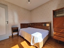 Proche centre ville de St Laurent du Pont, maison sur sous sol 4P 109 m2 avec beau jardin