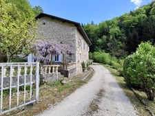 Maison en pierre pleine de charme avec terrain bucolique à Saint-Aupre, 15 min de Voiron