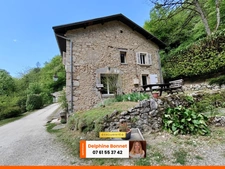 Maison en pierre pleine de charme avec terrain bucolique à Saint-Aupre, 15 min de Voiron