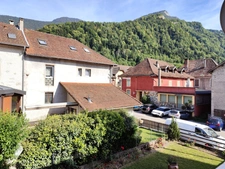 A 20 minutes de Voiron, centre village de St Joseph de Rivière, maison en pierre 4P 85 m2 avec dépendance et cour
