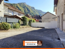 A 20 minutes de Voiron, centre village de St Joseph de Rivière, maison en pierre 4P 85 m2 avec dépendance et cour