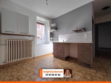 Centre village de St Joseph de Rivière, maison en pierre 4P 85 m2 avec dépendance et cour