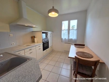 Maison de 124m² carrez bien entretenue sur jardin clos de 700m²: chambre en suite au rez de chaussée, garage. Au calme.