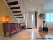 Maison de 124m² carrez bien entretenue sur jardin clos de 700m²: chambre en suite au rez de chaussée, garage. Au calme.