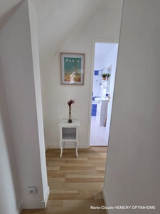 Maison de 124m² carrez bien entretenue sur jardin clos de 700m²: chambre en suite au rez de chaussée, garage. Au calme.