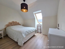 Maison de 124m² carrez bien entretenue sur jardin clos de 700m²: chambre en suite au rez de chaussée, garage. Au calme.