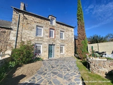 Pleurtuit coté Dinard, maison en pierre  de 129m² offrant un superbe séjour, 4 chambres, un bureau et joli jardin sud.