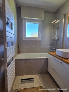Dinard, Pointe de la Malouine. Appartement T2 traversant de 54.23 m² parfaitement rénové. 3 balcons, cave.