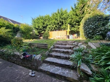 Pleurtuit coté Dinard, maison en pierre  de 129m² offrant un superbe séjour, 4 chambres, un bureau et joli jardin sud.