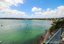La mer vous fera voir toutes ses couleurs de cette Propriété de 1ère ligne offrant des points de vue exceptionnels