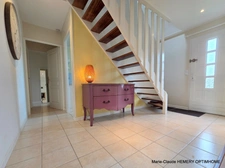 Maison de 124m² carrez bien entretenue sur jardin clos de 700m²: chambre en suite au rez de chaussée, garage. Au calme.