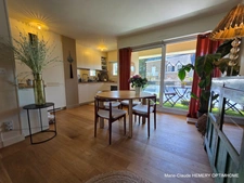 Dinard, Pointe de la Malouine. Appartement T2 traversant de 54.23 m² parfaitement rénové. 3 balcons, cave.