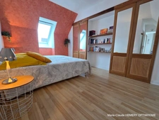 Maison de 124m² carrez bien entretenue sur jardin clos de 700m²: chambre en suite au rez de chaussée, garage. Au calme.