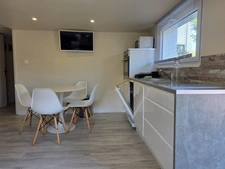 Univers champêtre pour cette jolie Propriété de 129m² rénovée avec soin sur jardin de 937m² , appartement indépendant.