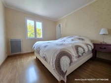 Maison de 124m² carrez bien entretenue sur jardin clos de 700m²: chambre en suite au rez de chaussée, garage. Au calme.