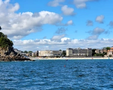 A 150m de la plage de l'Ecluse et de la Promenade du clair de Lune, T2 rénové de 40m² dans jolie résidence 1920.
