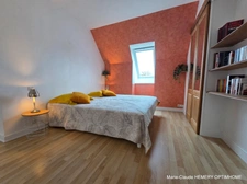 Maison de 124m² carrez bien entretenue sur jardin clos de 700m²: chambre en suite au rez de chaussée, garage. Au calme.
