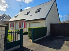 Maison de 124m² carrez bien entretenue sur jardin clos de 700m²: chambre en suite au rez de chaussée, garage. Au calme.