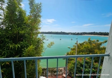 La mer vous fera voir toutes ses couleurs de cette Propriété de 1ère ligne offrant des points de vue exceptionnels