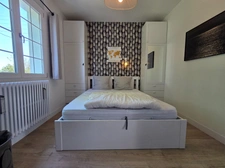 Univers champêtre pour cette jolie Propriété de 129m² rénovée avec soin sur jardin de 937m² , appartement indépendant.