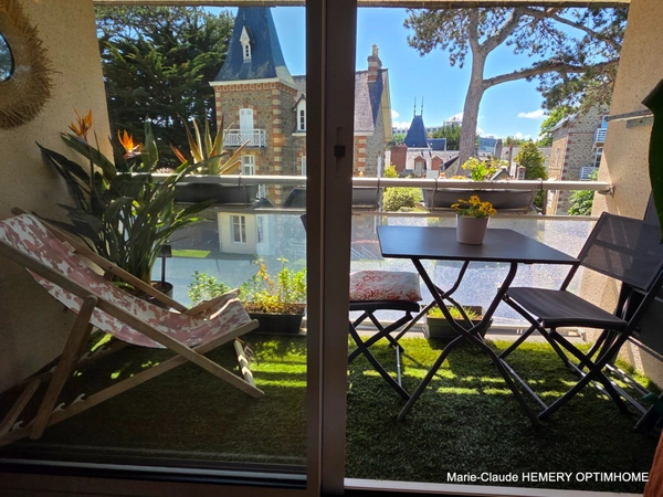 Dinard, Pointe de la Malouine. Appartement T2 traversant de 54.23 m² parfaitement rénové. 3 balcons, cave.