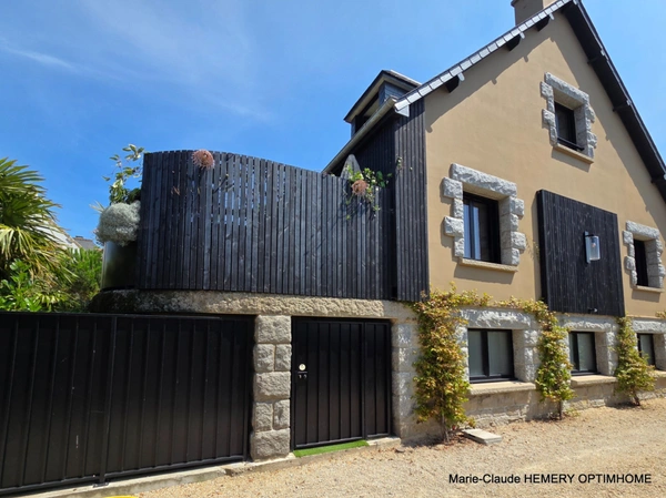 Dinard, Thalassothérapie, belle Villa BBC de 202m² sur parcelle de 400 m² clôturée et paysagée. Rénovation récente de qualité.