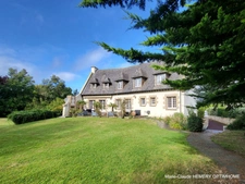 Dinard, Le Prieuré, Villa de caractère de 270m² , chambre en suite au RDC sur son parc clos arboré de 3000m². Garages