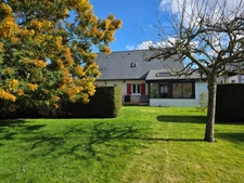 Maison de 124m² carrez bien entretenue sur jardin clos de 700m²: chambre en suite au rez de chaussée, garage. Au calme.