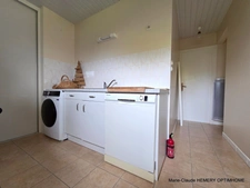 Maison de 124m² carrez bien entretenue sur jardin clos de 700m²: chambre en suite au rez de chaussée, garage. Au calme.