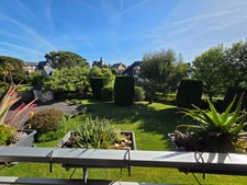 Dinard, Pointe de la Malouine. Appartement T2 traversant de 54.23 m² parfaitement rénové. 3 balcons, cave.