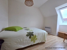Maison de 124m² carrez bien entretenue sur jardin clos de 700m²: chambre en suite au rez de chaussée, garage. Au calme.