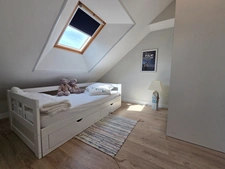 Univers champêtre pour cette jolie Propriété de 129m² rénovée avec soin sur jardin de 937m² , appartement indépendant.