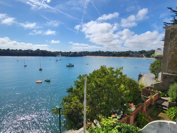 La mer vous fera voir toutes ses couleurs de cette Propriété de 1ère ligne offrant des points de vue exceptionnels