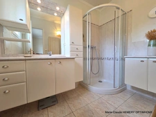 Maison de 124m² carrez bien entretenue sur jardin clos de 700m²: chambre en suite au rez de chaussée, garage. Au calme.