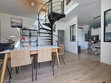 Univers champêtre pour cette jolie Propriété de 129m² rénovée avec soin sur jardin de 937m² , appartement indépendant.