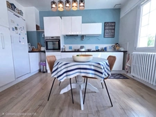 Univers champêtre pour cette jolie Propriété de 129m² rénovée avec soin sur jardin de 937m² , appartement indépendant.