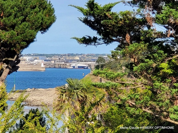 Villa parfaitement entretenue de 296m² avec de jolis points de vue sur la plage de l'Ecluse et Saint Malo