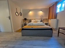 Univers champêtre pour cette jolie Propriété de 129m² rénovée avec soin sur jardin de 937m² , appartement indépendant.