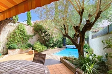 Maison bourgeoise avec jardin intimiste, garage, piscine