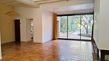 Maison bourgeoise avec jardin intimiste, garage, piscine