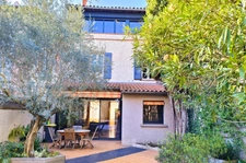 Maison bourgeoise avec jardin intimiste, garage, piscine