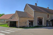 Maison de village en pierres à rénover – 2 chambres + dépendances – Jouhe (proche Dole)